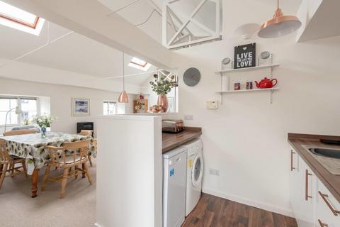 2 bedroom flat to rent, Calton Road, Edinburgh EH8