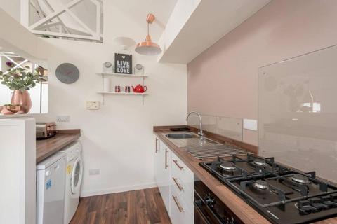 2 bedroom flat to rent, Calton Road, Edinburgh EH8