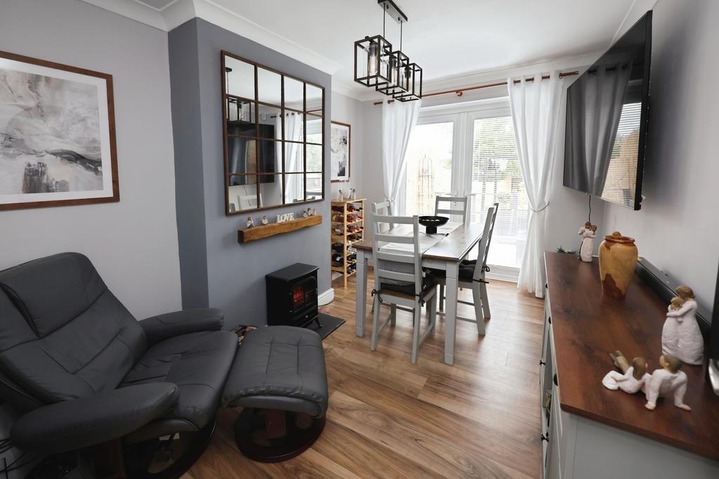 Pbox-dining room-320446.JPG