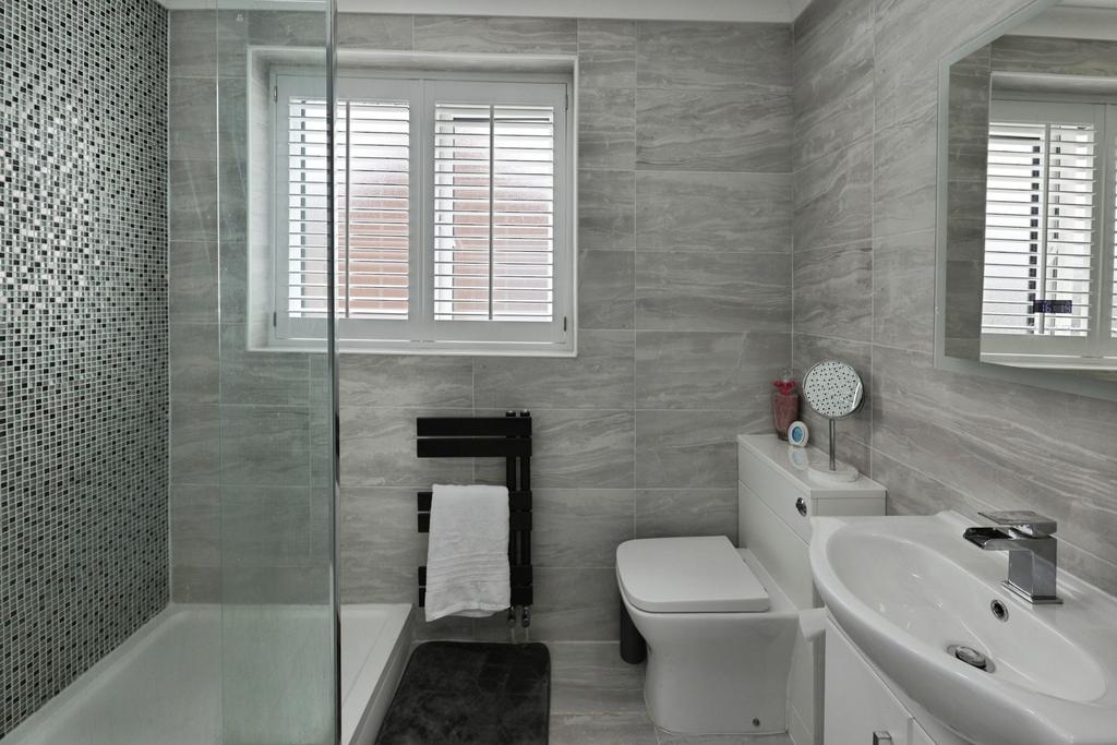 Pbox-bathroom-320446.JPG