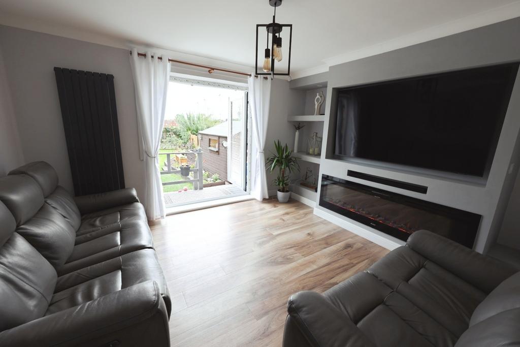 Pbox-living room-320446.JPG