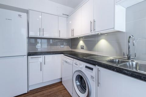 4 bedroom flat to rent, 5 Brondesbury Court 235 Willesden Lane