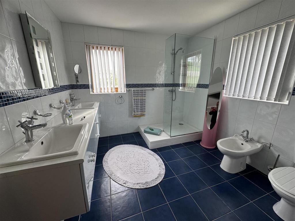 En suite shower room 1