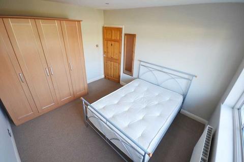 2 bedroom flat to rent, Warren Road, Twickenham, Twickenham