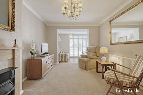 16 Rossall Close, Hornchurch, RM11 1BP