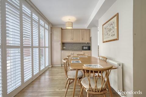 16 Rossall Close, Hornchurch, RM11 1BP