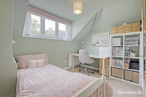 16 Rossall Close, Hornchurch, RM11 1BP