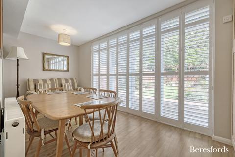 16 Rossall Close, Hornchurch, RM11 1BP