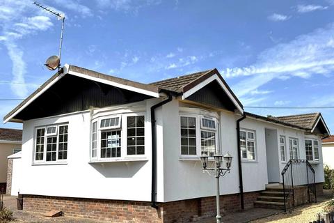 2 bedroom park home for sale, Woodside Park Homes, Luton LU1