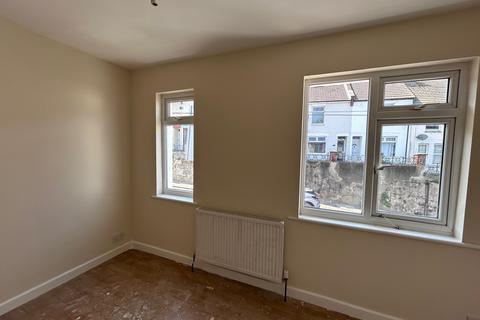 2 bedroom semi-detached house to rent, Dale Street, Chatham ME4