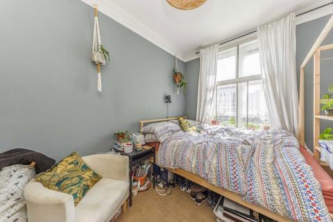 3 bedroom flat for sale, Fairfield Drive, London SW18