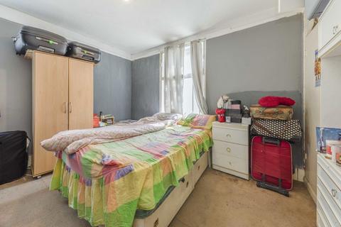 3 bedroom flat for sale, Fairfield Drive, London SW18