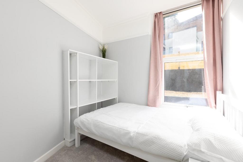 Flat 1, 3 Bushy Park, BS4-8.jpg