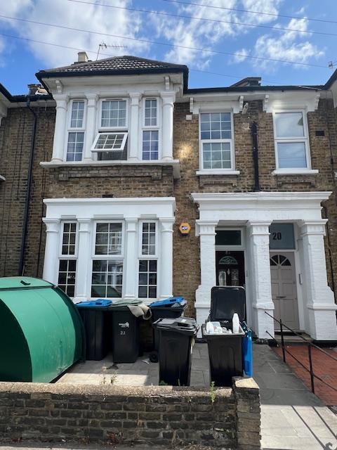 Amazing 3 Bedroom  First Floor maisonette To Let