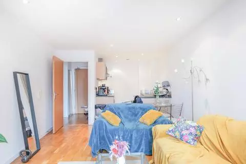 1 bedroom flat for sale - Photo 8
