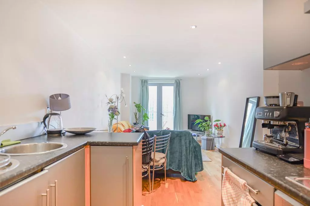 1 bedroom flat for sale - Photo 17