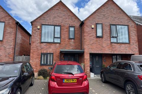 3 bedroom semi-detached house to rent, Station Gate, Ringwood BH24