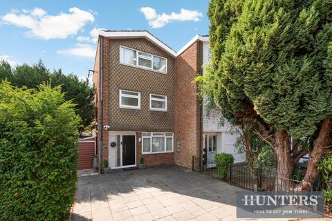 1 Badgers Copse, Worcester Park, KT4 7EZ