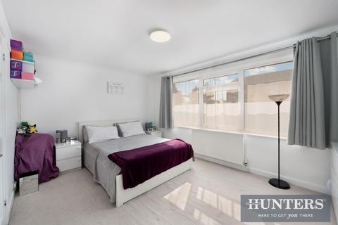 1 Badgers Copse, Worcester Park, KT4 7EZ