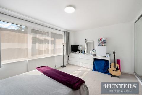 1 Badgers Copse, Worcester Park, KT4 7EZ