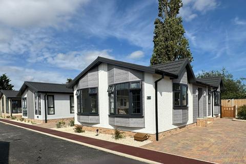 2 bedroom park home for sale, Clacton-on-Sea, Essex, CO16