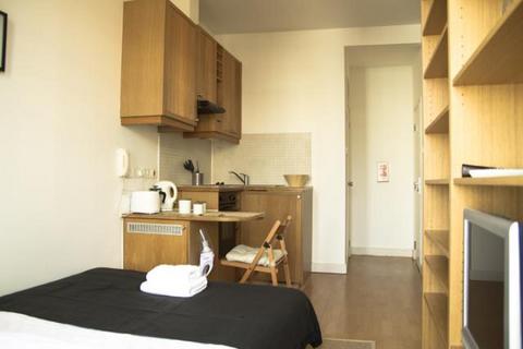 Studio to rent, Fairholme Road, West Kensington, London, W14