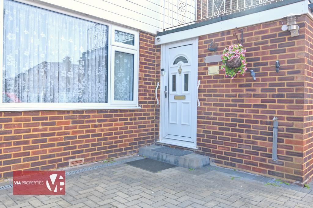 3 Bosanquet Road Hoddesdon via properties...