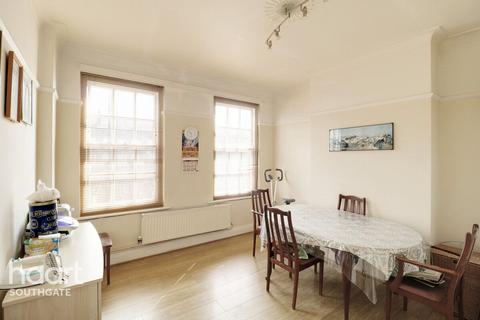 3 bedroom maisonette for sale, Cockfosters Road, Barnet