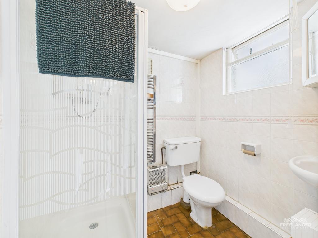 Wet room ground floo