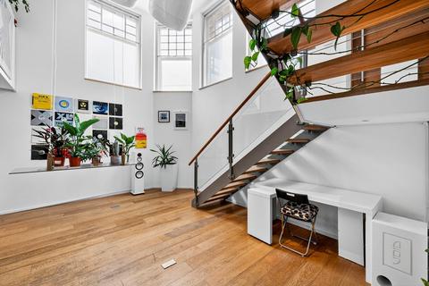 3 bedroom flat to rent, Manchester Road, London