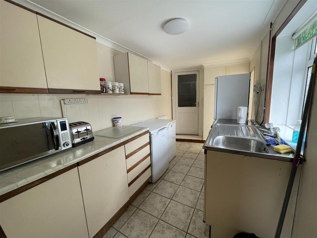 Kitchen: