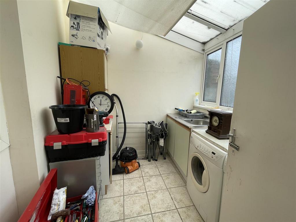 Utility Room/Lean To: