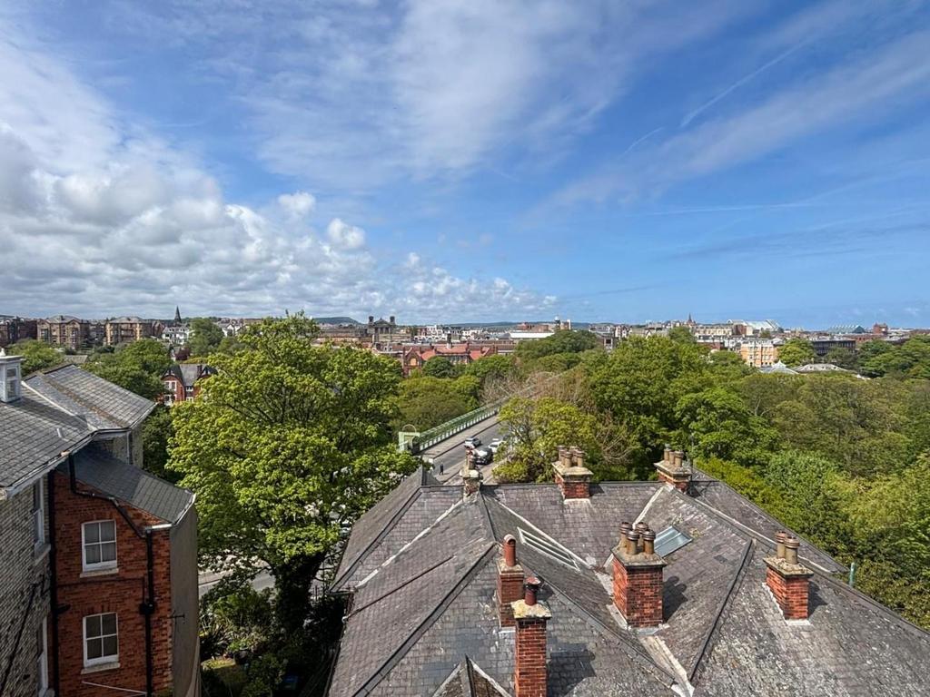 Crown crescent.jpg