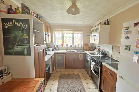 1 bedroom detached bungalow for sale, St. Annes Close, Skegness, Lincolnshire, PE25 1DE