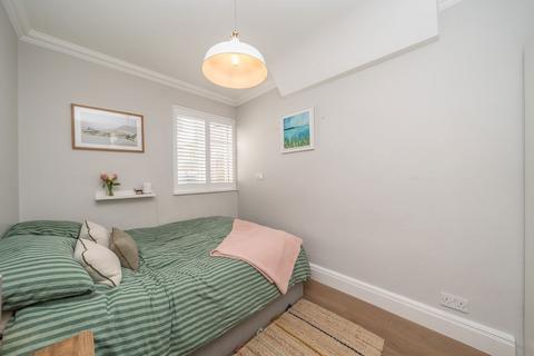 19a Gould Road, Twickenham, TW2 6RN