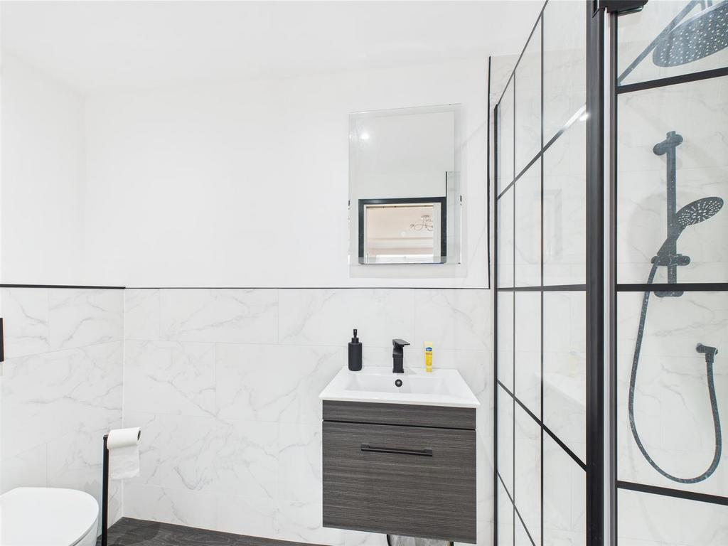 Bed 2 en-suite.jpg