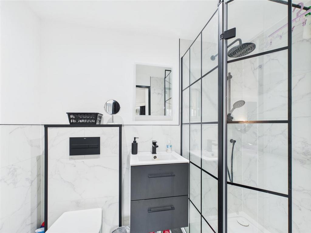 Bed 1 en-suite.jpg
