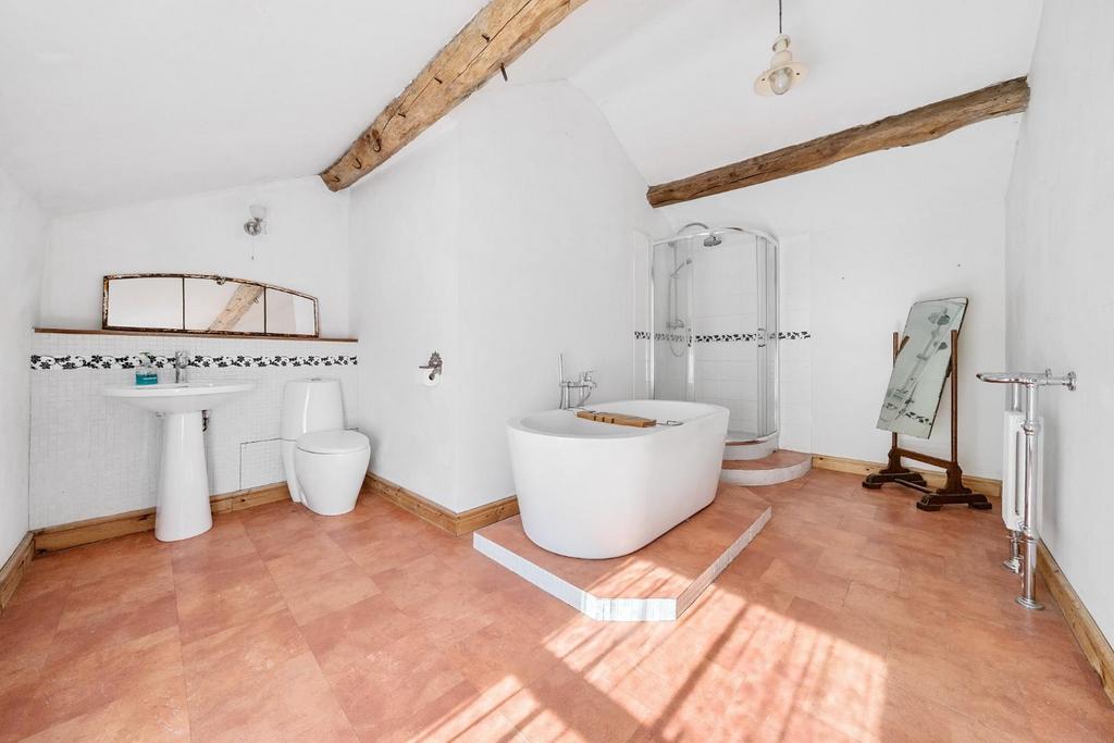 Bed 1 Ensuite.jpg