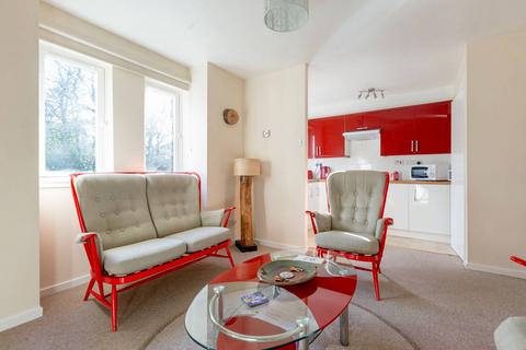 19/4 Boat Green, Edinburgh, EH3 5LW