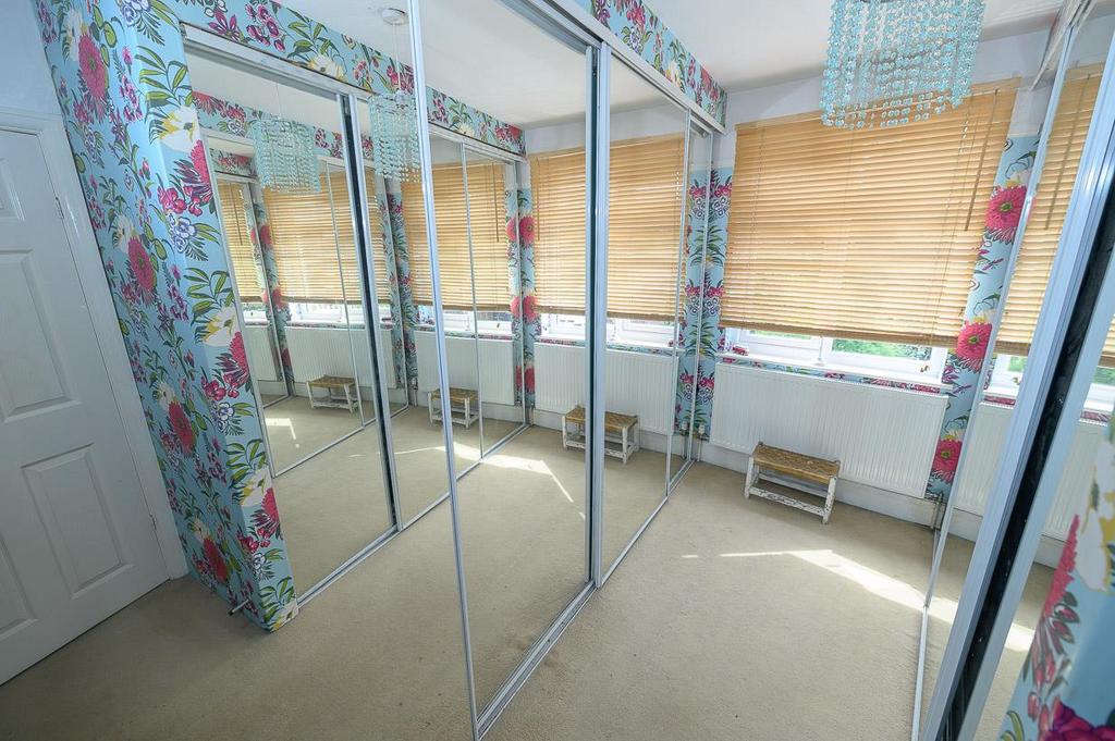 Bedroom 3-dressing room.jpg