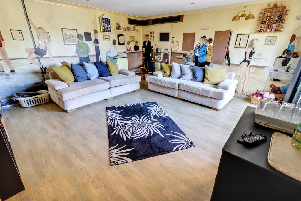 Garage/Cinema Room