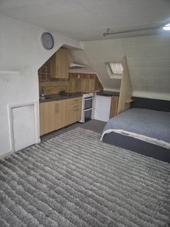 Studio to rent, Drew Gardens, Greenford