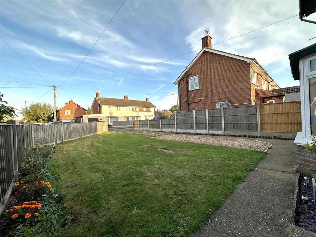 Large Front Garden & Driveway 955