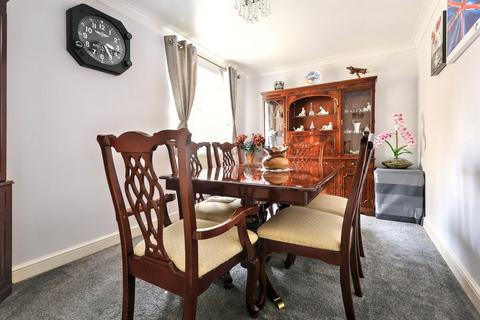 4 Donnington Close, Witney, OX28 5FR