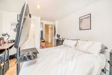 3 bedroom flat to rent, Cremer Street, London E2