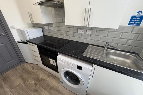 6 bedroom end of terrace house to rent, Eaton Crescent, Swansea