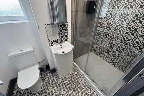 6 bedroom end of terrace house to rent, Eaton Crescent, Swansea