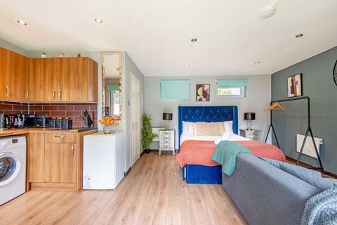 undefined, Great North Way, London NW4