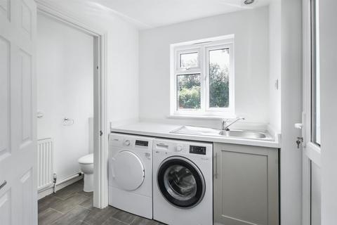 49 Hilley Field Lane, Fetcham, Leatherhead, KT22 9UP