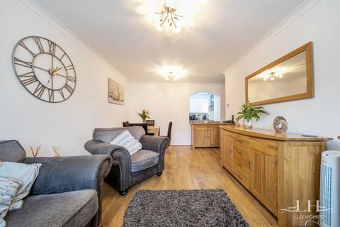 103 Latimer Drive, Hornchurch, RM12 6TN